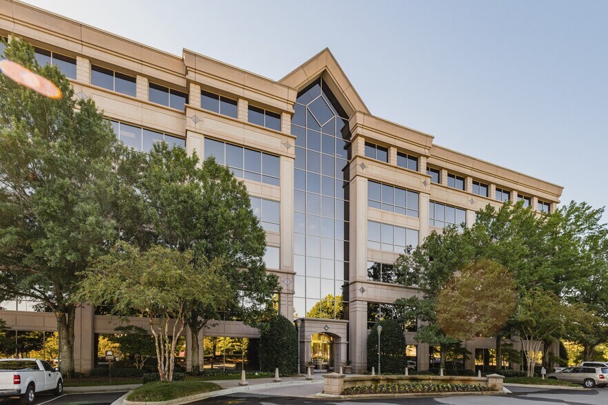 200 Mansell Ct E, Roswell, GA à louer - Photo du bâtiment - Image 2 de 10