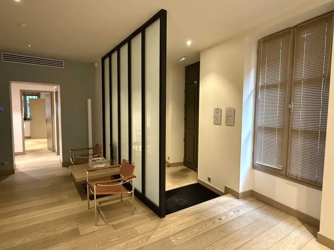 Retail in Bordeaux for sale Interior Photo- Image 1 of 4