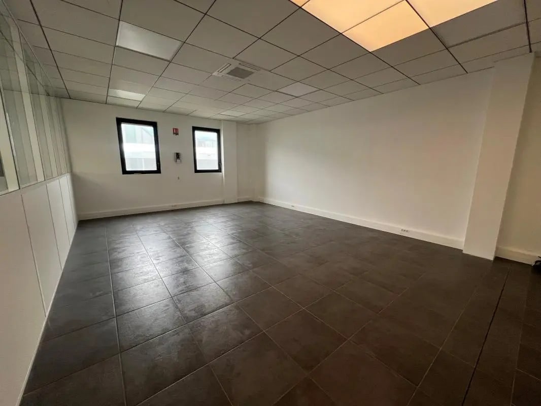 Local d'activités dans Vénissieux à vendre Photo intérieure- Image 1 de 6