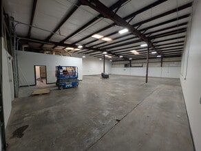 297 Industrial Park Dr, Lawrenceville, GA for lease Interior Photo- Image 2 of 8
