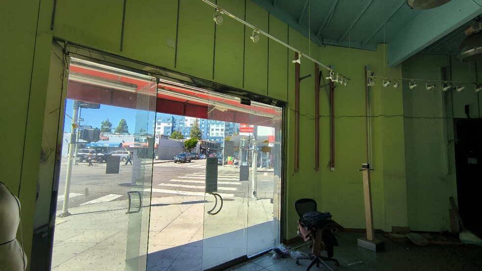 12th and Los Angeles Street Corner portefeuille de 2 propriétés à vendre sur LoopNet.ca - Photo du bâtiment - Image 2 de 5