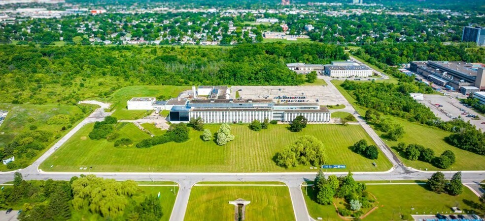2395 Speakman Dr, Mississauga, ON à vendre - Photo du bâtiment - Image 1 de 4