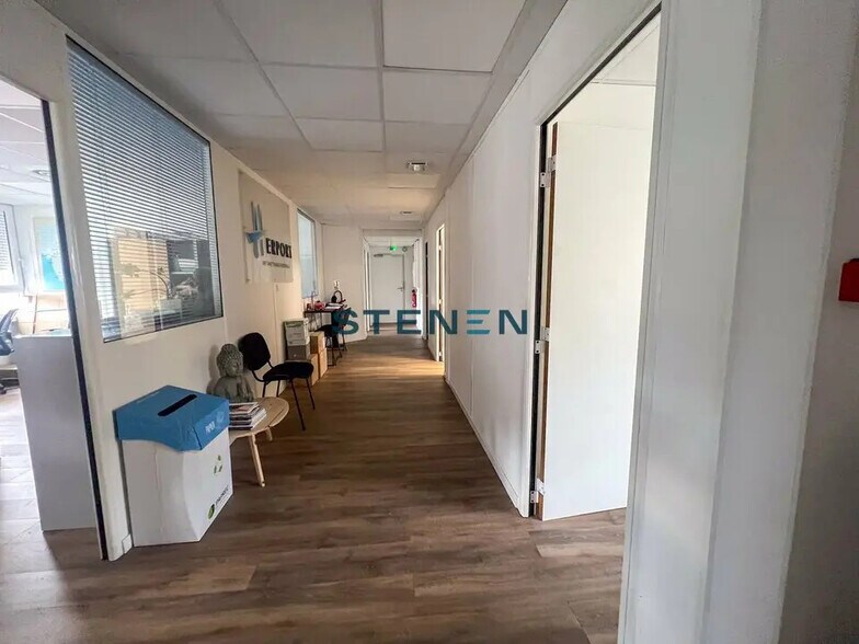 Office in Vitrolles for lease - Interior Photo - Image 3 of 5