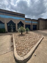 3701 Drossett Dr, Austin, TX à louer Photo du bâtiment- Image 1 de 1