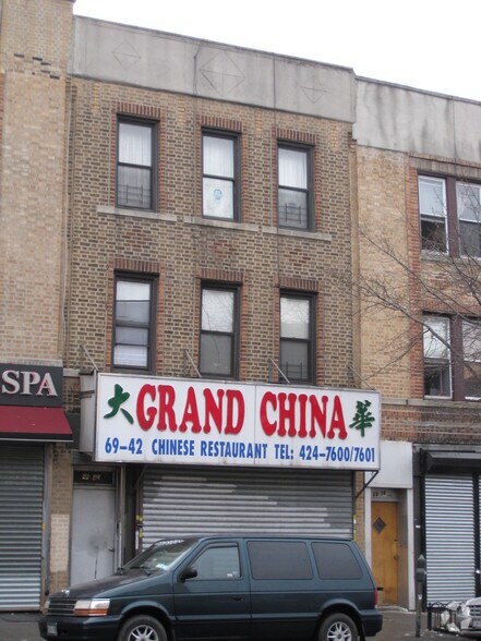 69-42 Grand Ave, Flushing, NY à louer - Photo du bâtiment - Image 3 de 5