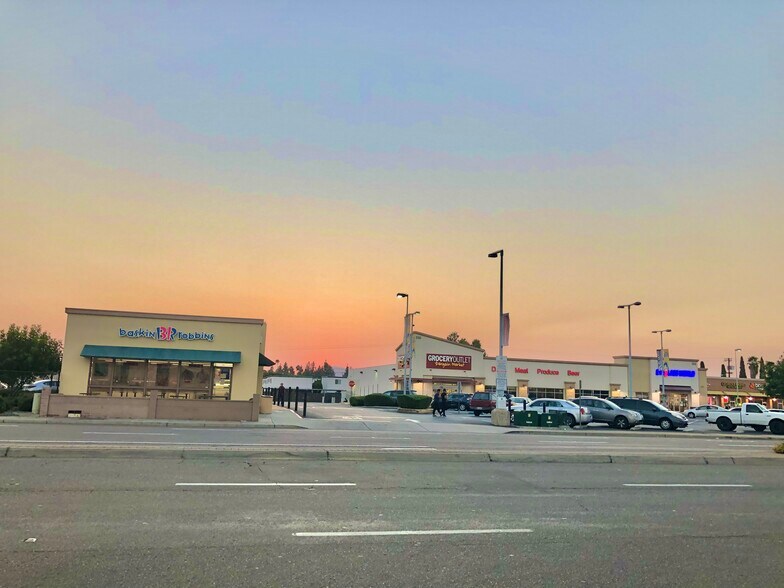 350-400 N 2nd St, El Cajon, CA à louer - Photo du bâtiment - Image 3 de 12