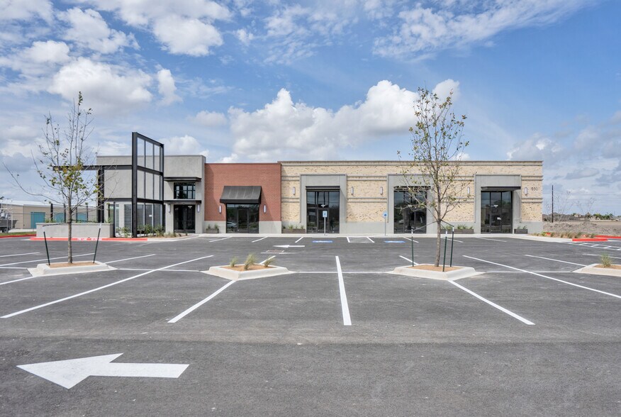 931 S McColl Rd, Edinburg, TX à louer - Photo du bâtiment - Image 1 de 8