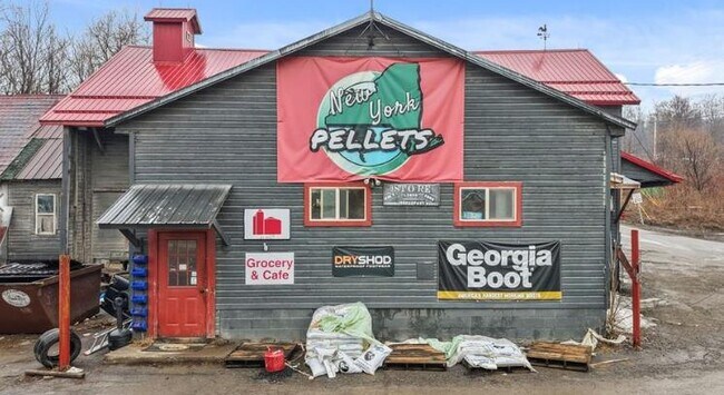 Plus de détails pour 4 Railroad St, Smyrna, NY - Commerce de détail à vendre