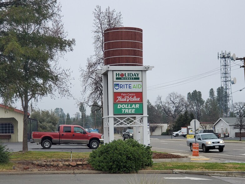 9372 Deschutes Rd, Palo Cedro, CA à louer - Photo du bâtiment - Image 3 de 11