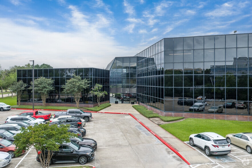 3000 Wilcrest Dr, Houston, TX à louer - Photo du bâtiment - Image 1 de 15