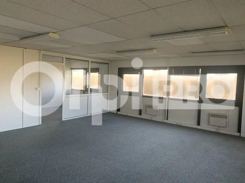 Office in Mérignac for lease Interior Photo- Image 1 of 7