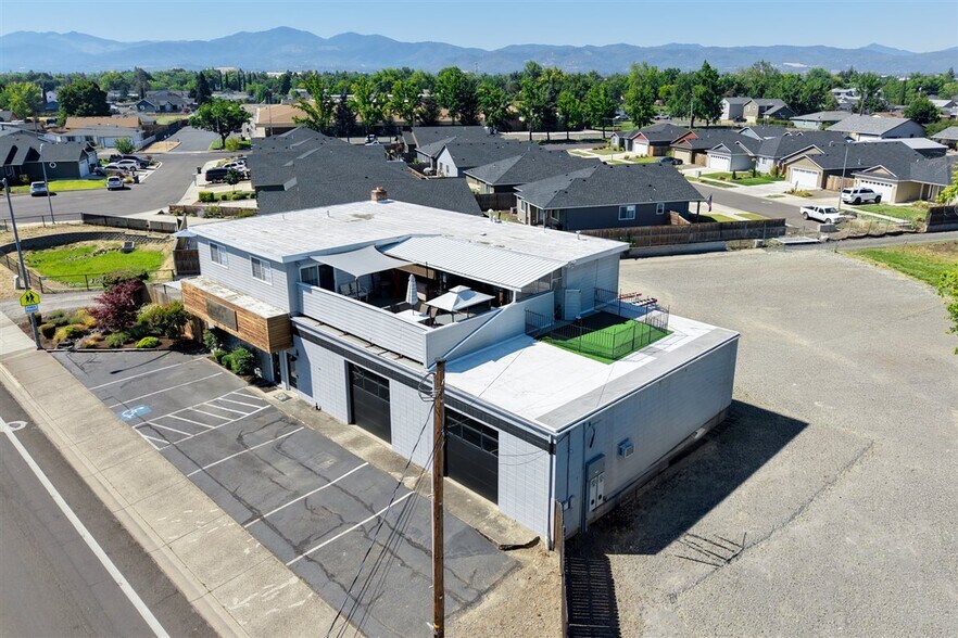 2937 Merriman Rd, Medford, OR à vendre - Photo du bâtiment - Image 2 de 36
