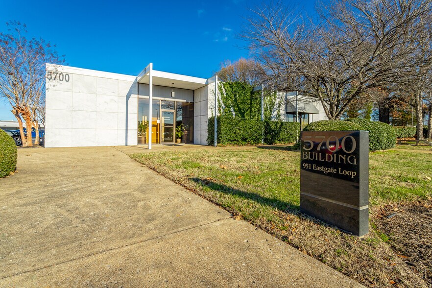 951 Eastgate Loop, Chattanooga, TN à louer - Photo du bâtiment - Image 2 de 2