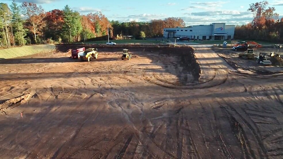 135 Business Drive park, Bristol, CT à louer - Photo du bâtiment - Image 3 de 4