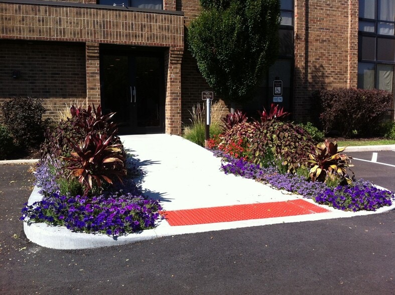 3550 Hobson Rd, Downers Grove, IL for lease - Building Photo - Image 2 of 9