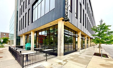 111 E Grand Ave, Des Moines, IA à louer Photo du bâtiment- Image 1 de 6