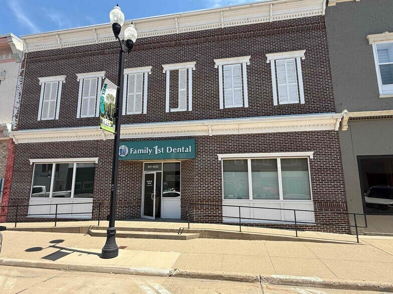 810 Central Ave, Hawarden, IA à vendre - Photo du bâtiment - Image 1 de 32
