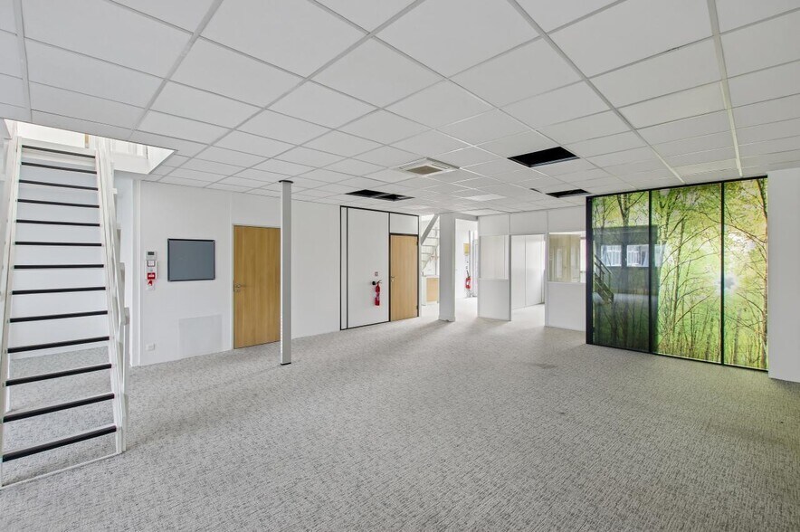 Bureau dans Saint-Denis à louer - Photo du bâtiment - Image 2 de 26