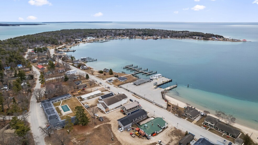 Beaver Island Bar and Restaurant portefeuille de 2 propriétés à vendre sur LoopNet.ca - Photo du bâtiment - Image 3 de 129