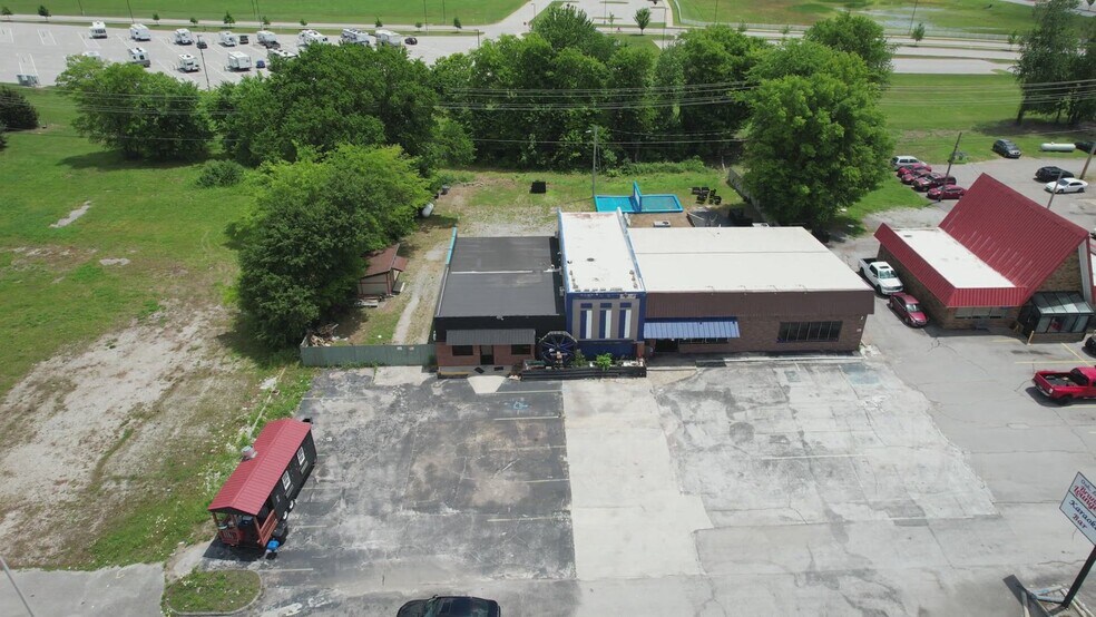 15088 Fort Campbell Blvd, Oak Grove, KY à vendre - Vidéo sur l’inscription commerciale - Image 2 de 8