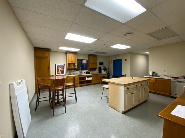 522 Cottage Grove Rd, Bloomfield, CT for lease - Building Photo - Image 3 of 12