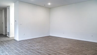 201 E 5th St, Ferris, TX à louer Photo intérieure- Image 2 de 14