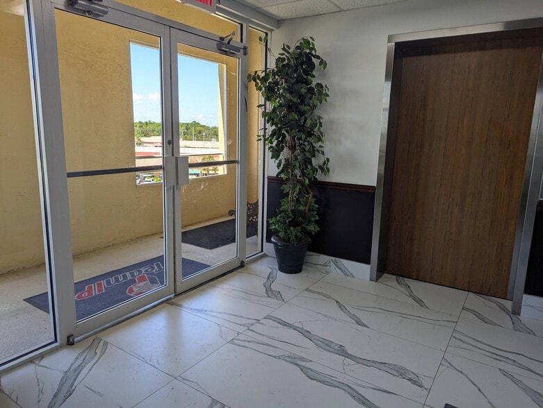 701 NW Federal Hwy, Stuart, FL à louer - Photo du bâtiment - Image 3 de 12