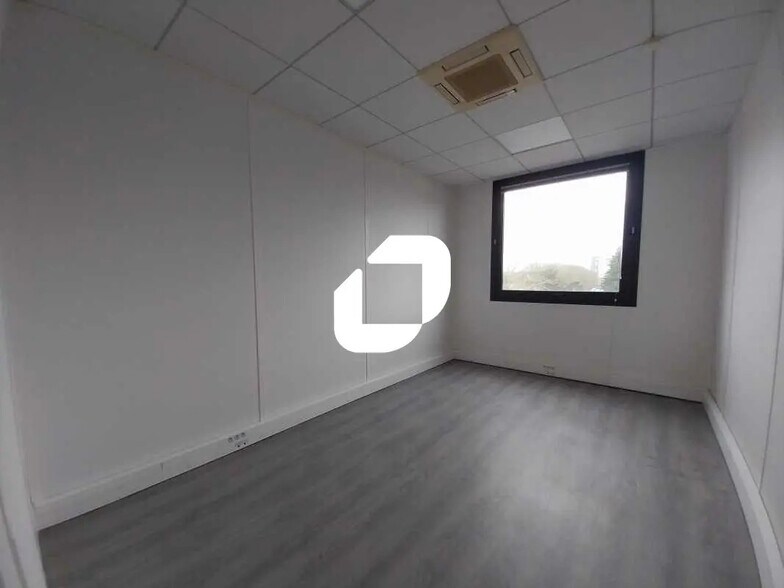 Bureau dans Montigny-le-Bretonneux à louer - Photo du bâtiment - Image 2 de 14