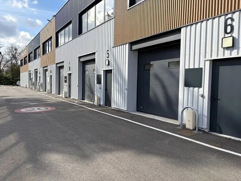 Flex in Neuilly-Plaisance for lease - Building Photo - Image 2 of 14