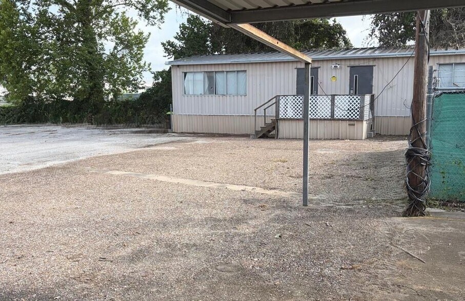 605 N Richmond Rd, Wharton, TX for lease - Building Photo - Image 2 of 12