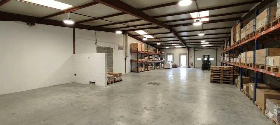 Flex in Bourgoin-Jallieu for lease - Interior Photo - Image 2 of 2