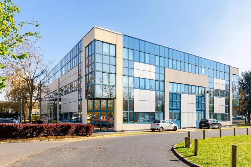 Flex in Fresnes for lease - Building Photo - Image 2 of 4