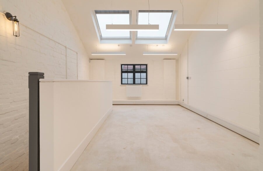 23 Waldegrave Rd, Teddington for lease - Interior Photo - Image 2 of 39