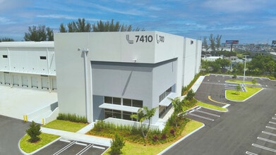 7400 NW 79th Ave, Medley, FL à louer Photo du bâtiment- Image 2 de 5