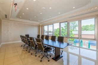 215-15 Northern Blvd, Bayside, NY à louer Photo intérieure- Image 2 de 4