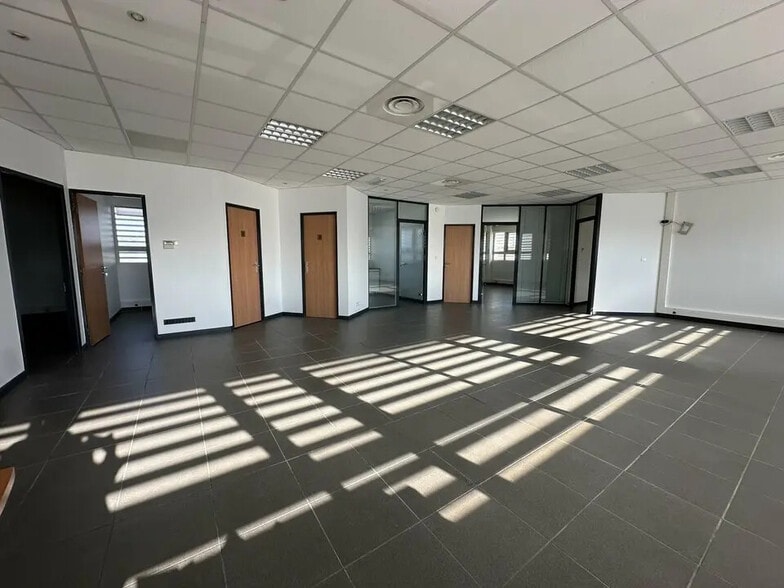 Office in Nîmes for lease - Interior Photo - Image 2 of 10