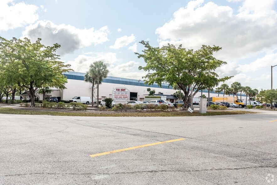 15801-15825 NW 15th Ave, Miami, FL à louer - Photo du bâtiment - Image 3 de 12