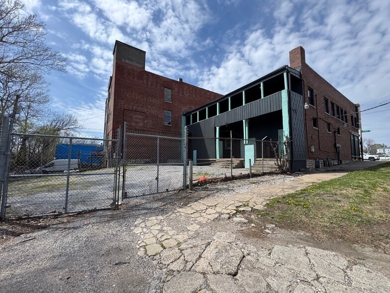 1925 E Truman Rd, Kansas City, MO for lease - Building Photo - Image 3 of 8