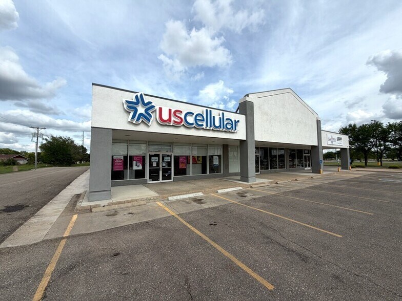 2855 Market Pl, Salina, KS for lease - Building Photo - Image 1 of 4