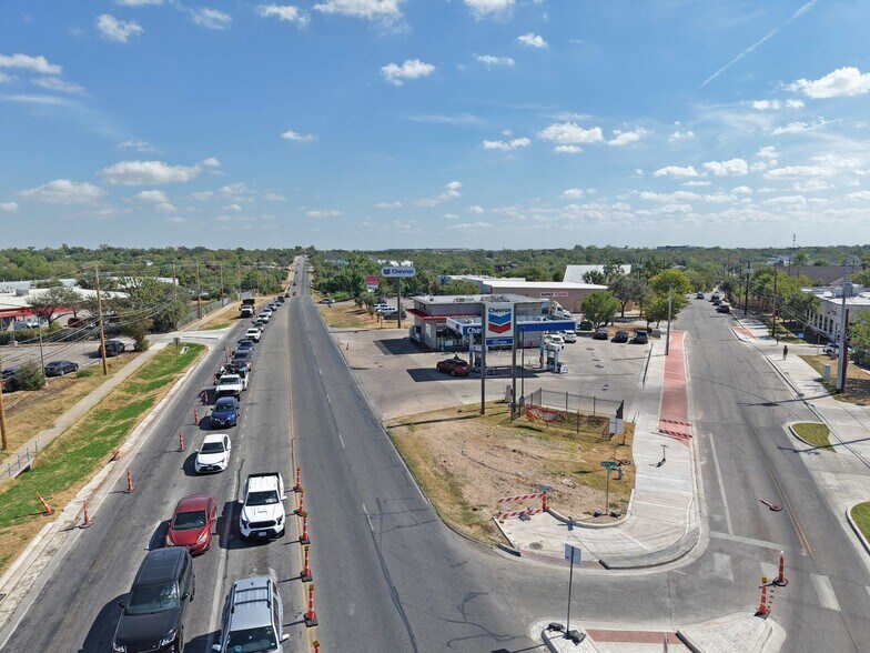 4611 E Martin Luther King Jr, Austin, TX à vendre - Photo du bâtiment - Image 2 de 9