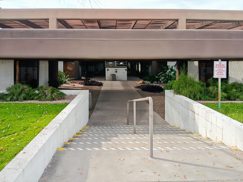 3420 E Shea Blvd, Phoenix, AZ à louer - Photo du bâtiment - Image 3 de 15