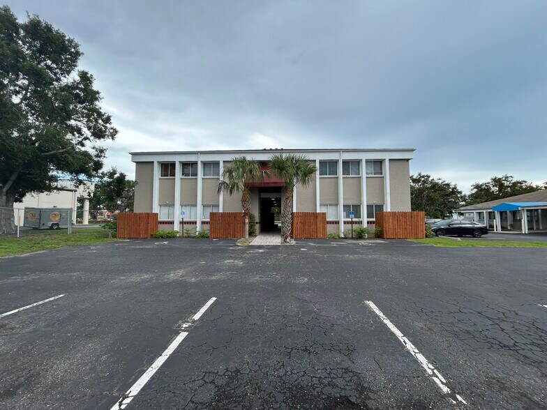 1877 Northgate Blvd, Sarasota, FL à louer - Photo du bâtiment - Image 1 de 10