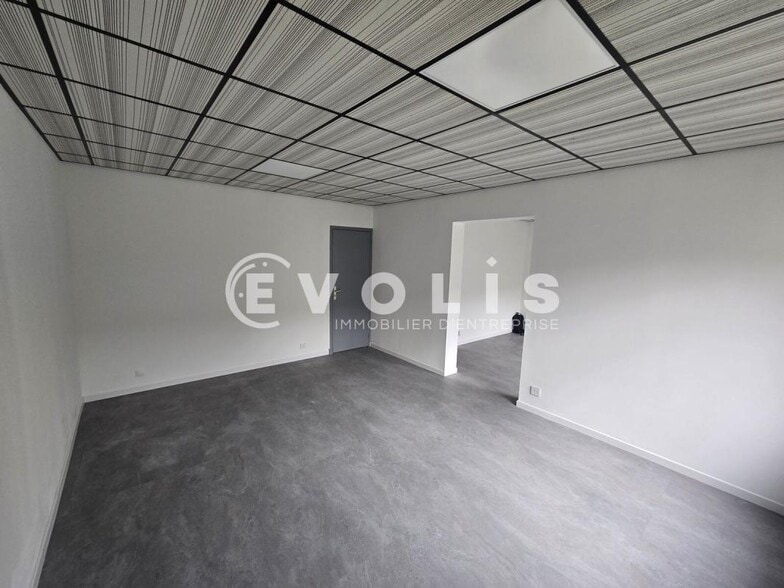 Industrial in Grigny for lease - Interior Photo - Image 1 of 7