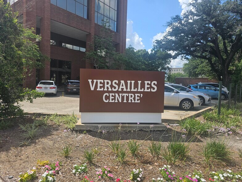 102 Versailles Blvd, Lafayette, LA à louer - Photo du bâtiment - Image 2 de 10
