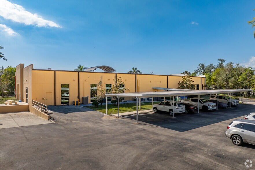 15701 S Tamiami Trl, Fort Myers, FL à louer - Photo du bâtiment - Image 3 de 11