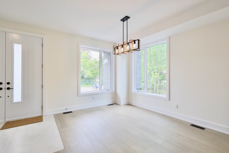 62 Columbus Av - 12 Sylvester St portfolio of 1 properties for sale on LoopNet.ca - Building Photo - Image 2 of 21
