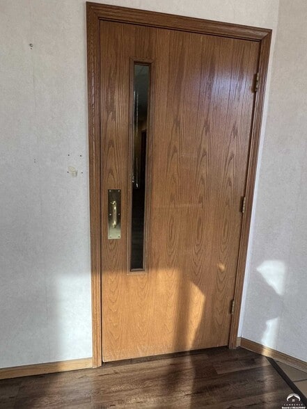 12 W 8th St, Lawrence, KS for lease - Interior Photo - Image 3 of 7