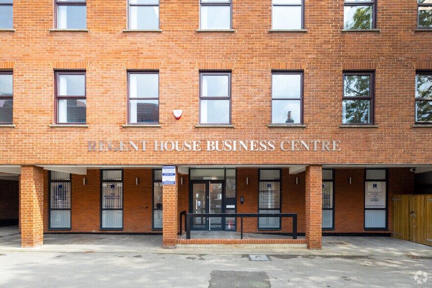 13-15 George St, Aylesbury à louer - Photo du bâtiment - Image 3 de 3