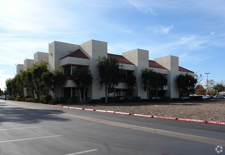 10737 Camino Ruiz, San Diego, CA à louer - Photo du bâtiment - Image 3 de 16