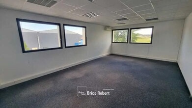 Office in Rillieux-la-Pape for lease Building Photo- Image 2 of 9